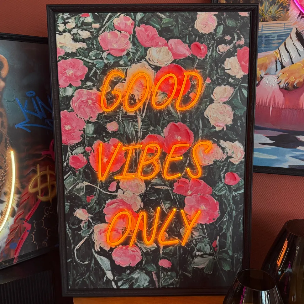Neon LED Schilderij | ‘Good Vibes Only’ | 63x93x3,7cm | Chique-Living