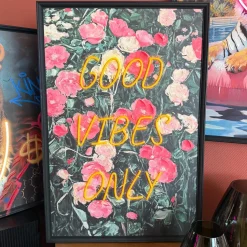 Neon LED Schilderij | ‘Good Vibes Only’ | 63x93x3,7cm | Chique-Living