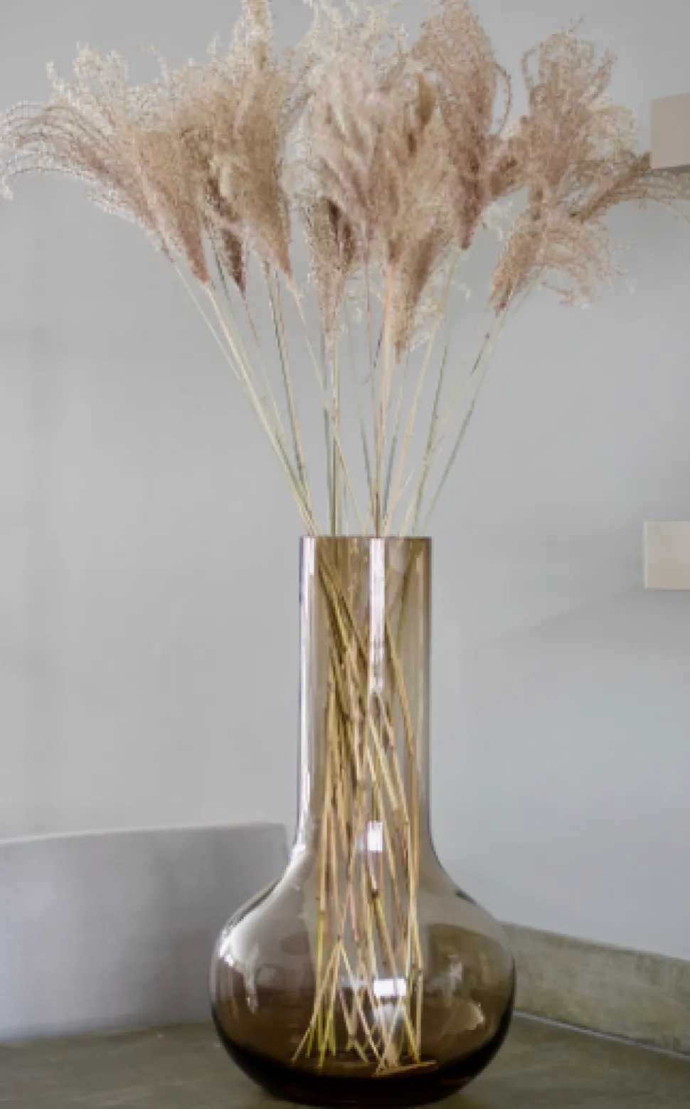 Seim Vaas Smoke Brown – Ø28 x H50 cm | Grote glazen designvaas